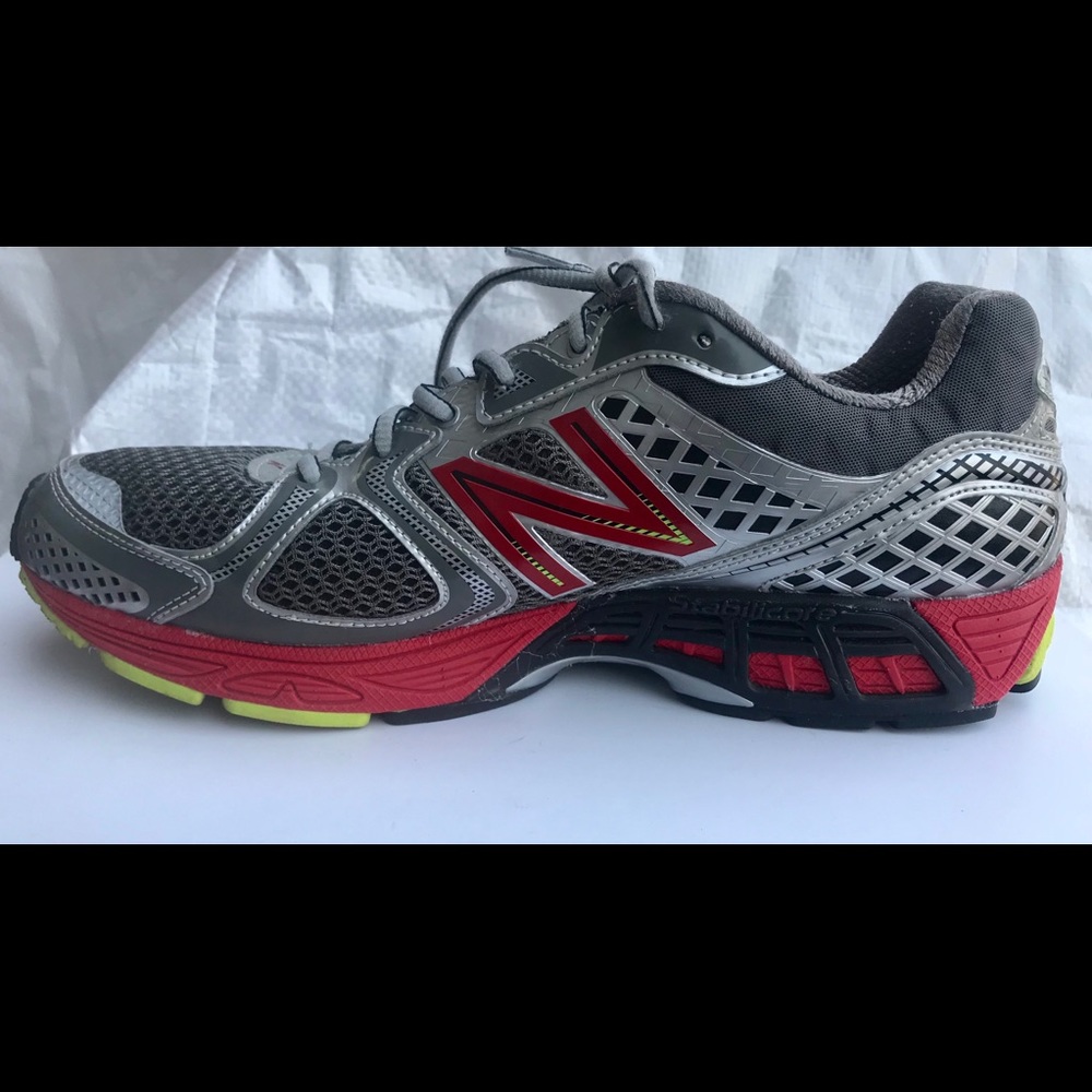 New Balance men’s shoes size 10D 1260V2